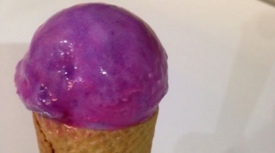 تصاویر) + بستنی که به هنگام خوردن عوض کردن رنگ می‌دهد (